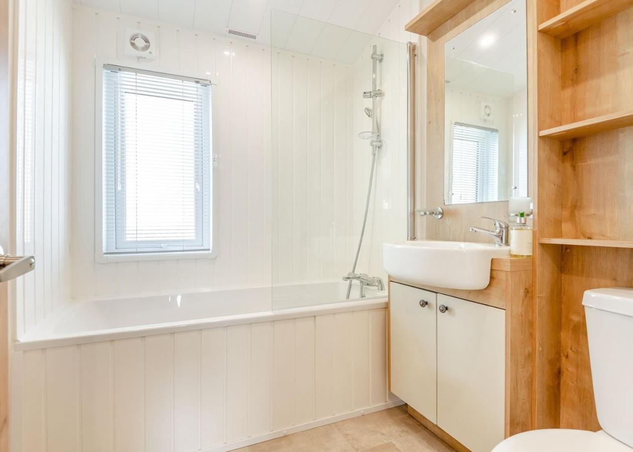 Home Farm Park Lakeside Retreat Burgh le Marsh Room photo